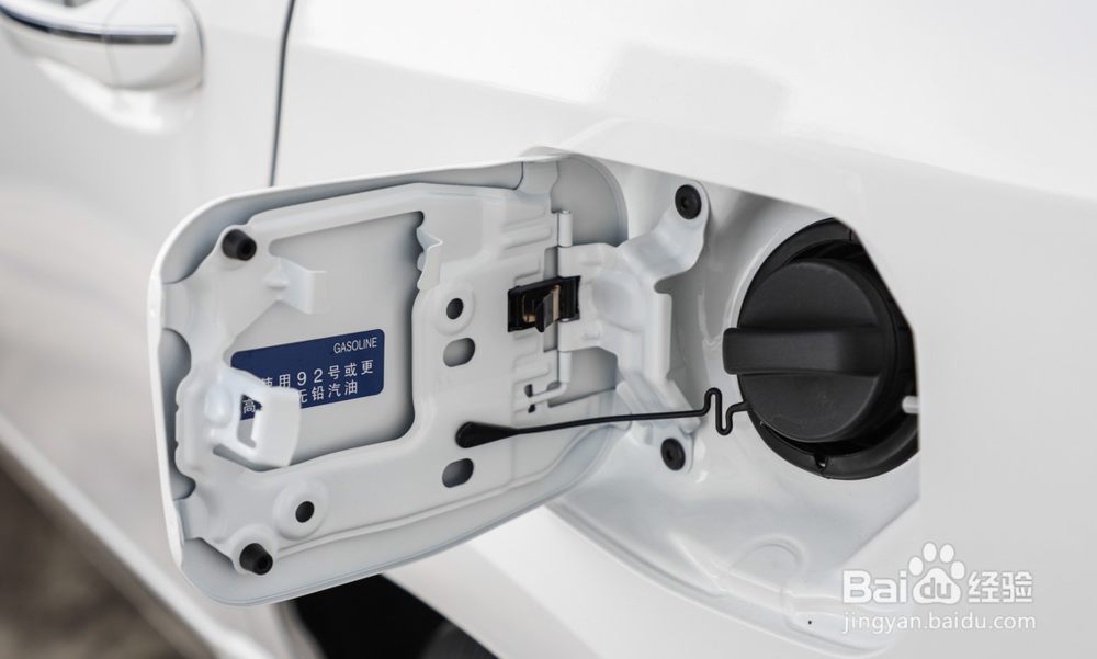 卡罗拉油箱盖怎么打开 油箱盖开关在哪