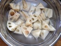 莲藕排骨汤的做法