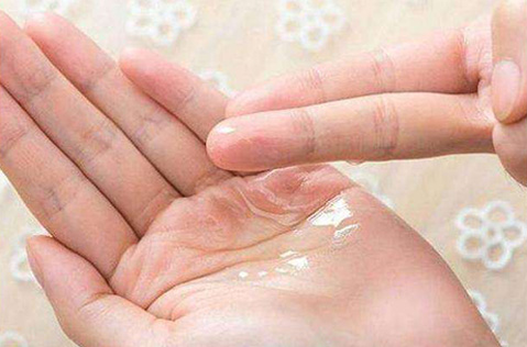 擦化妆品顺序，是先擦水，乳，精华这顺序吗