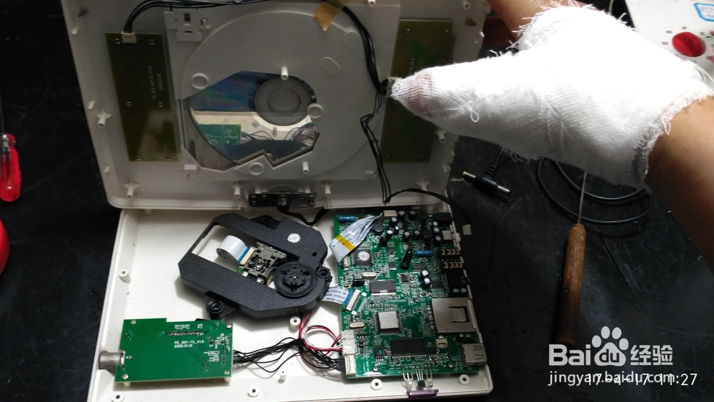 移动DVD机充不进电不开机音量失控故障维修经验