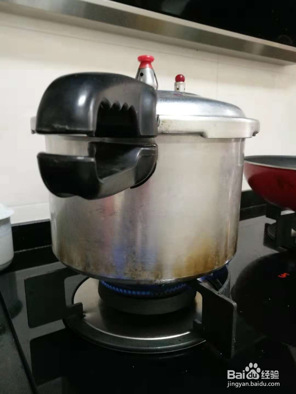 煲一个美味的胡萝卜玉米红枣枸杞排骨汤