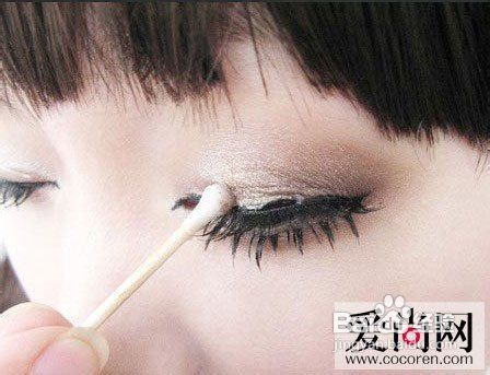 用眼线液画出清新眼线