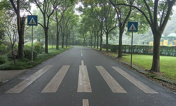 行人通过没有人行横道的路口时可不可以随便横过路道