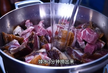 如何炖制海带腊肉汤?