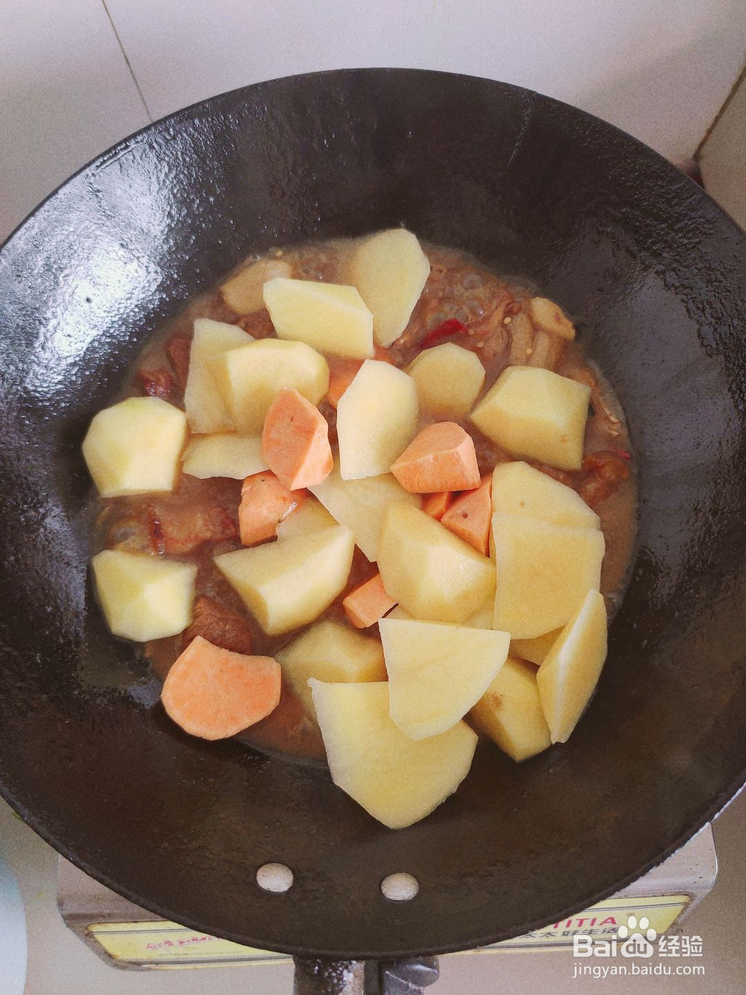土豆红薯焖肉的做法