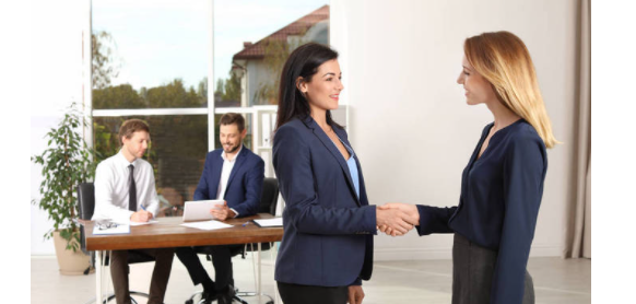 面试时要不要主动和面试官握手