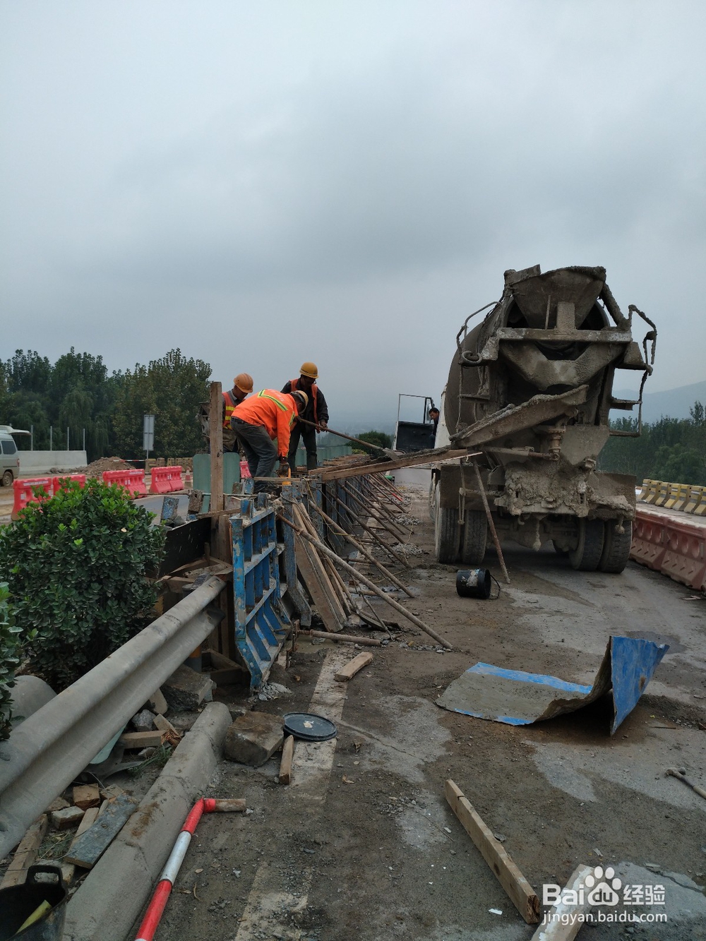 高速公路桥梁桥面铺装与防撞墙施工技术