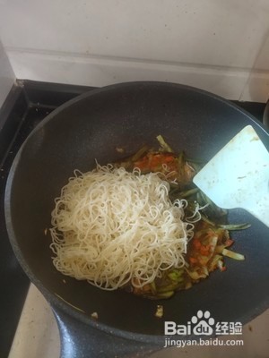 鸡柳豆角包菜焖面的做法