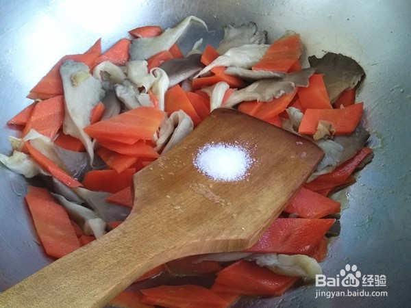 如何制作平菇炒胡萝卜