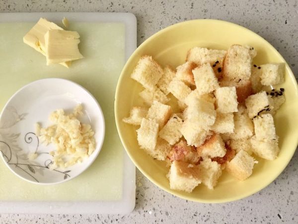 缤纷面包丁沙拉