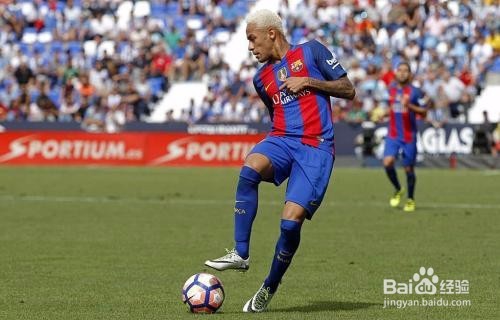 踢足球怎样彩虹过人