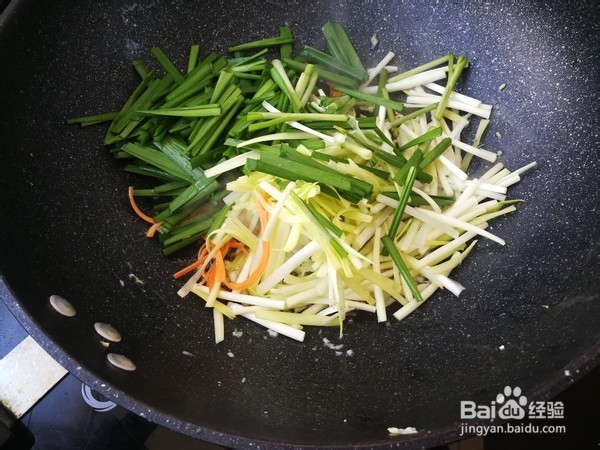 教你做鸡蛋炒双色韭菜