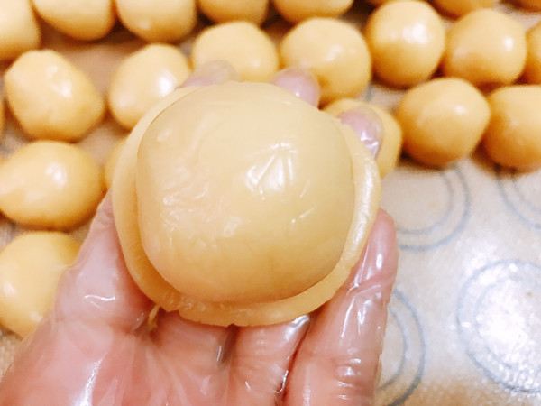 广式纯白莲蓉蛋黄月饼