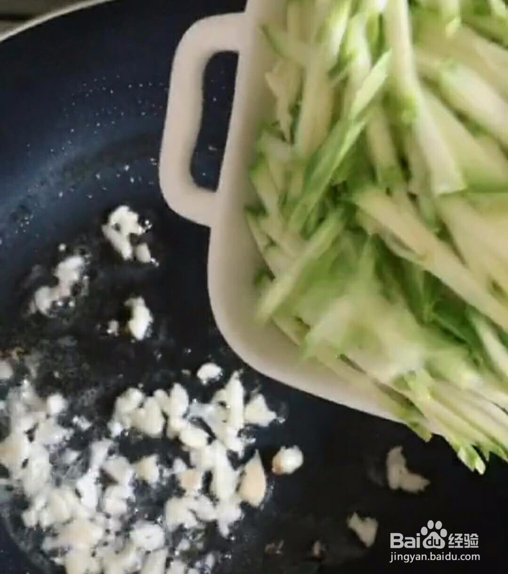 西葫芦炒鸡蛋做法