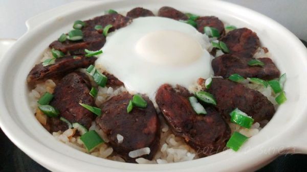 香肠蛋酱油焖饭