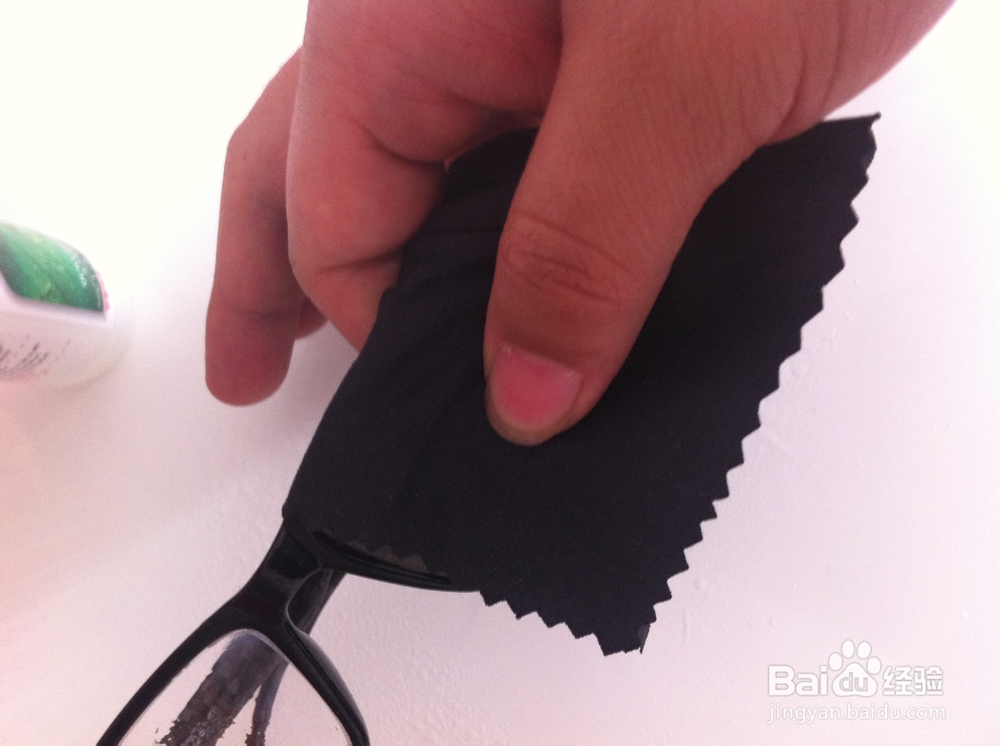 眼镜的清理方法