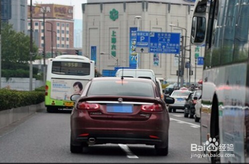 开车遇到加塞的车怎么办？