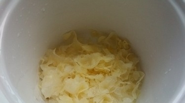 桃胶雪蛤银耳羹的做法