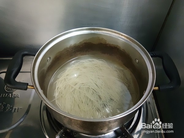 圆白菜炒粉丝的步骤