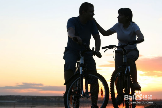 女性尖锐湿庞挂皮肤科