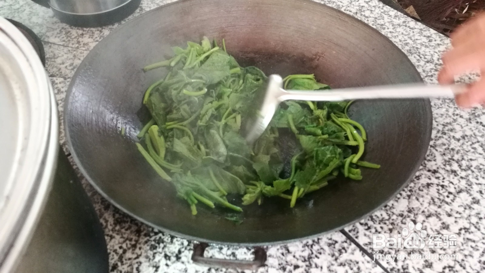 乡村清炒南瓜叶的方法。