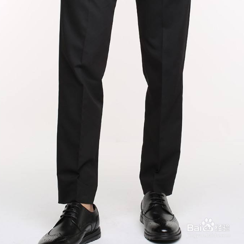建议大家可以将黑色九分运动裤和黑色运动鞋搭配在一起,不仅可以起到