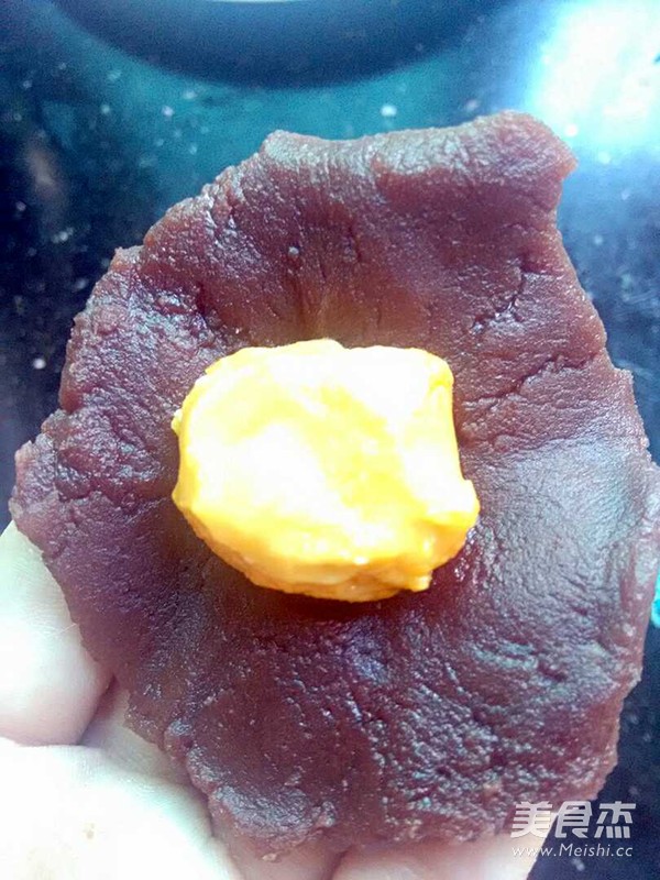 蛋黄酥的家常做法