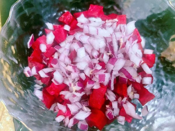 番茄鲭鱼甜菜头蓝纹奶酪沙拉