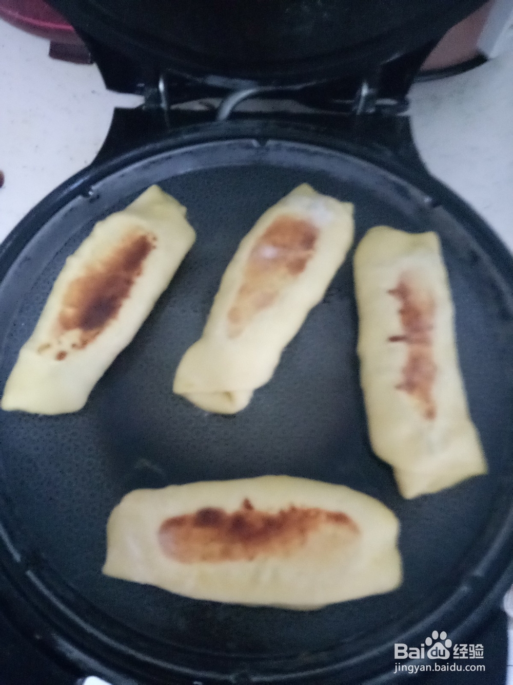 烙南瓜发面火腿肠卷