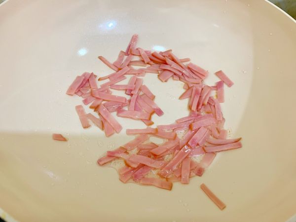 芝士泡菜火腿蛋卷饼和芒果酸奶