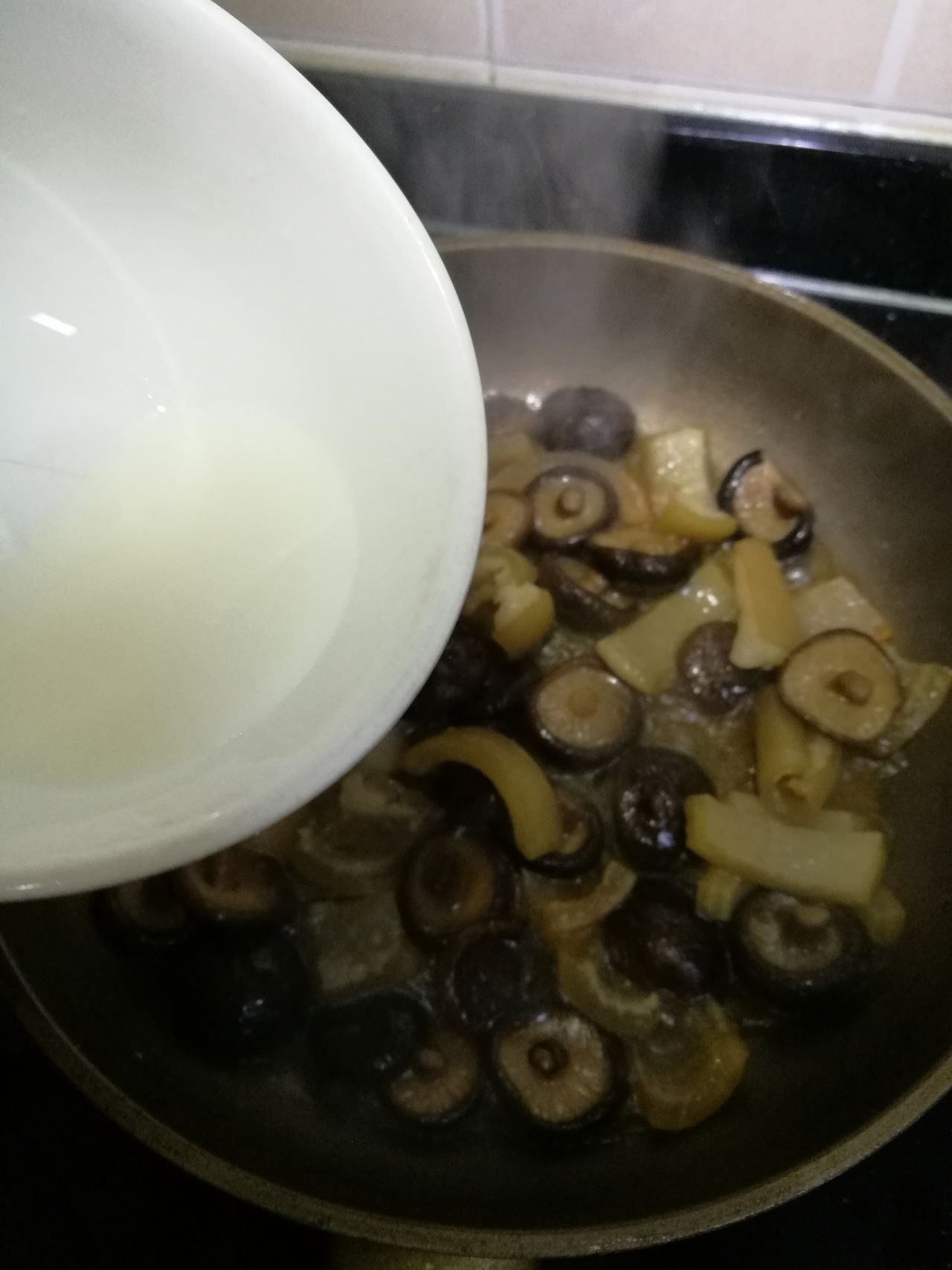 猪皮香菇这样做才美味