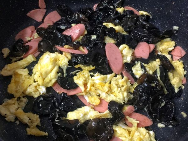火腿肠黑木耳炒蛋