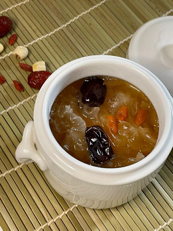 银耳莲子枸杞红枣百合汤