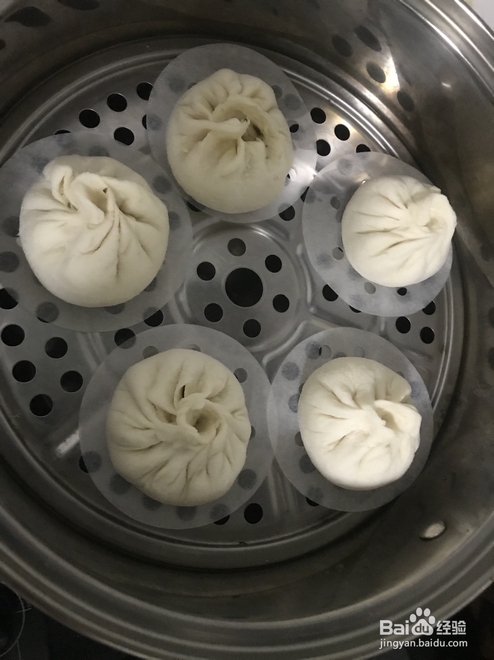一个人做芽菜肉包