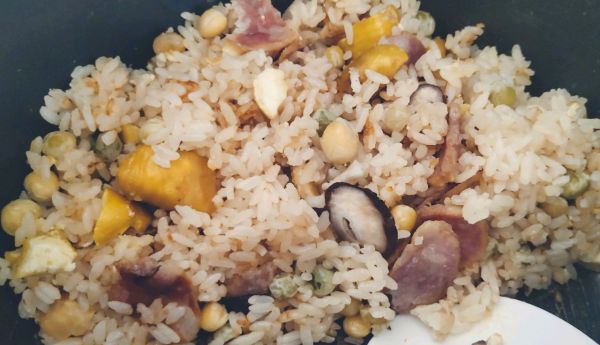 板栗香肠香菇豌豆焖饭