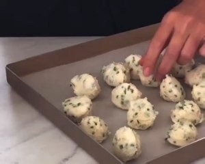 无敌好吃的黄油香葱酥饼制作教程