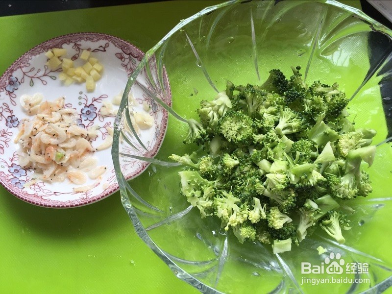 1-3岁宝宝早餐西蓝花虾米粥做法