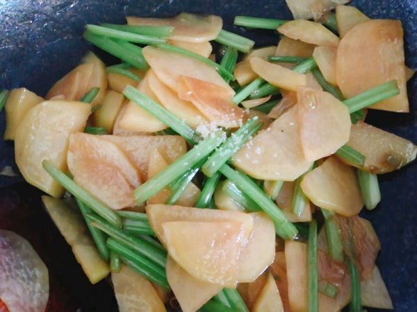 素炒土豆片芹菜