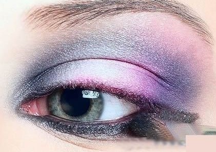 怎样给自己画粉红色眼妆