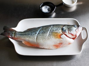 清蒸鲈鱼怎么做好吃？