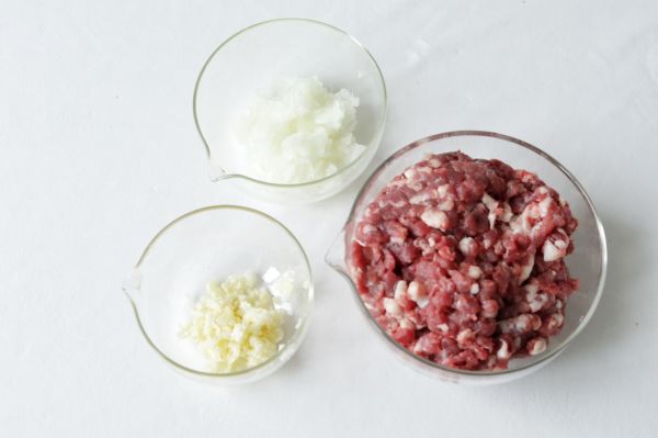 粉红色糖渍樱花牛肉汉堡