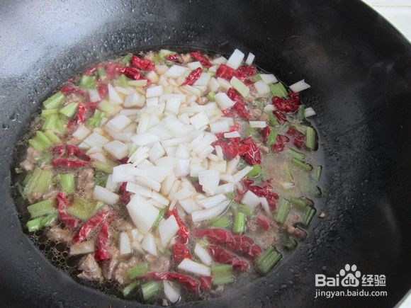 辣皮子滚肉菠菜面做法