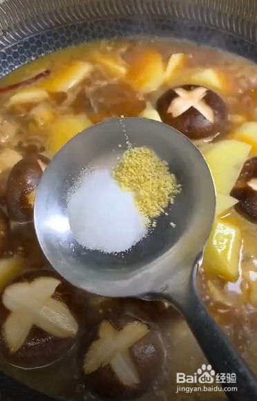 如何制作鸡腿焖面？