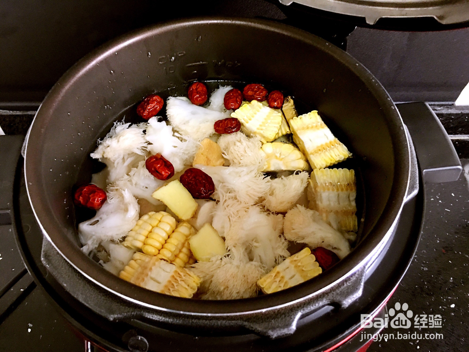 猴头菇玉米鸭腿煲的做法