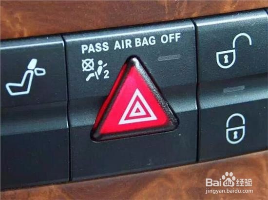 汽车大灯连闪三下什么意思？