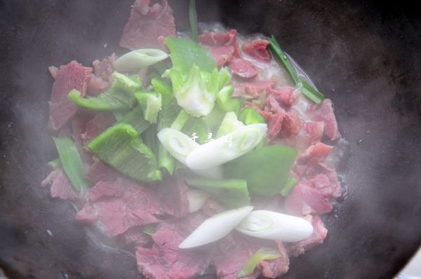 回锅牛肉炒青椒蒜苗