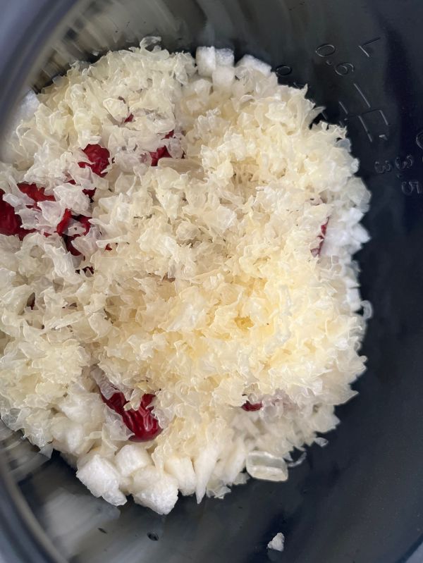 雪梨银耳红枣汤