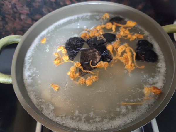 灵芝虫草花鸡汤