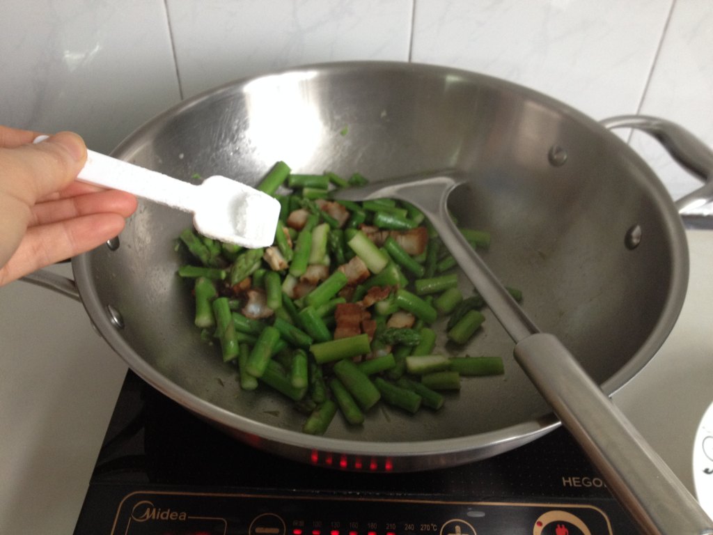 好吃的芦笋炒肉片的做法，咬下去满满的的都是幸福