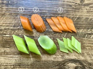 莴苣,胡萝卜切成菱形片,备用.